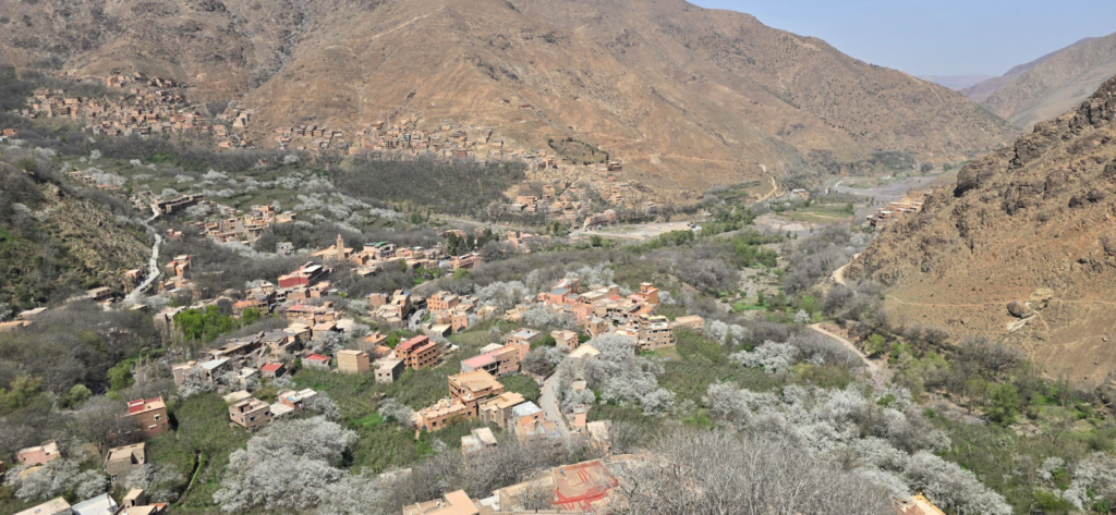 A city between mountains
